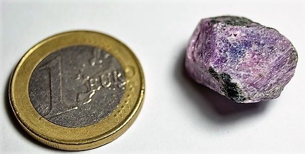 PIEDRA en bruto, natural RUBI