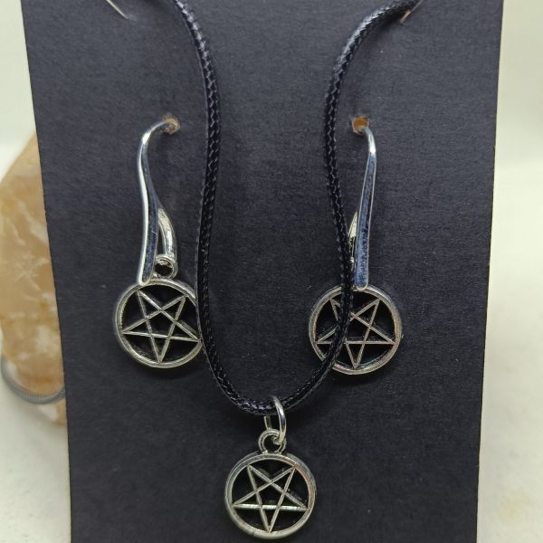 Conjunto pentagrama invertido